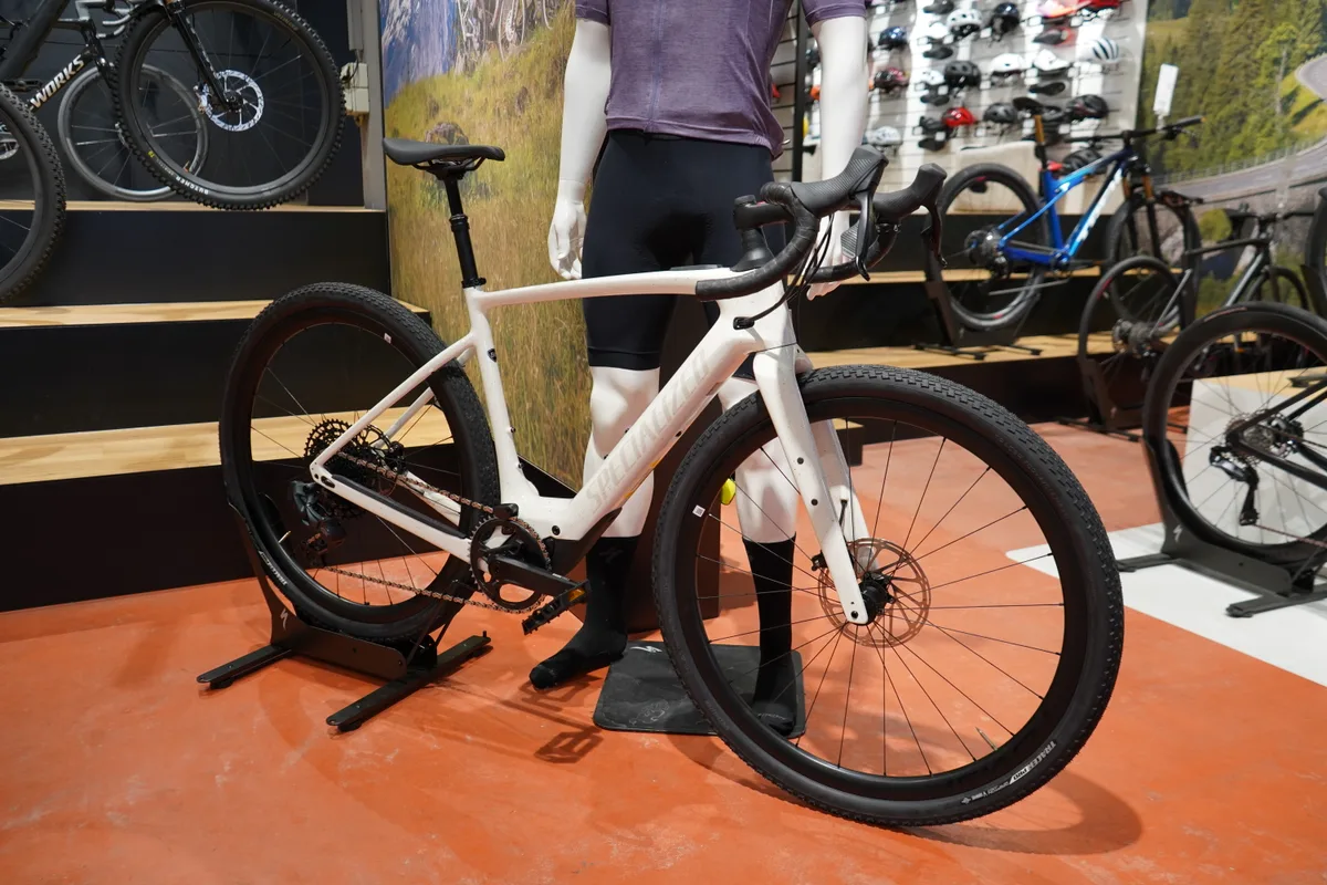 Man sieht ein Rennvelo mit Motor.